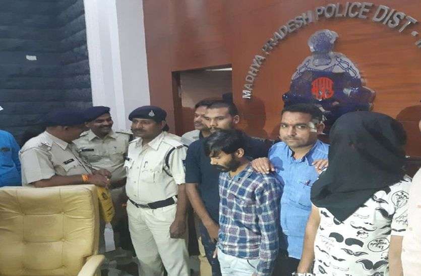 crime टोपी लगाकर चेहरा छिपाता, गाड़ी की नंबर प्लेट पर मिट्टी लगाता और चेन स्नेचिंग करता