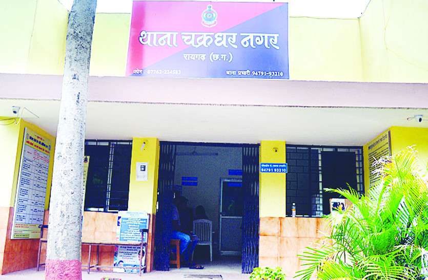 पत्नी के मुंह पर पति ने मारा मुक्के पे मुक्का, टूट गए दांत, जानें क्या थी वजह... पत्नी के मुंह पर पति ने मारा मुक्के पे मुक्का, टूट गए दांत, जानें क्या थी वजह...
