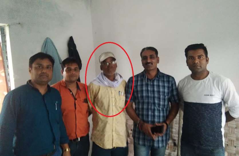 RI grabbed from farmer for bribe Lokayukta Sea Team किसान से 3500 की रिश्वत लेते आरआई को लोकायुक्त सागर टीम ने रंगे हाथों पकड़ा