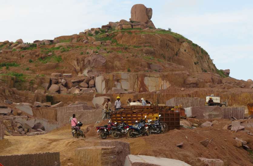 Chhatarpur गांव की खुशहाली का लिया था ठेका, तबाही की ओर धकेल दिया ग्राम्य जीवन