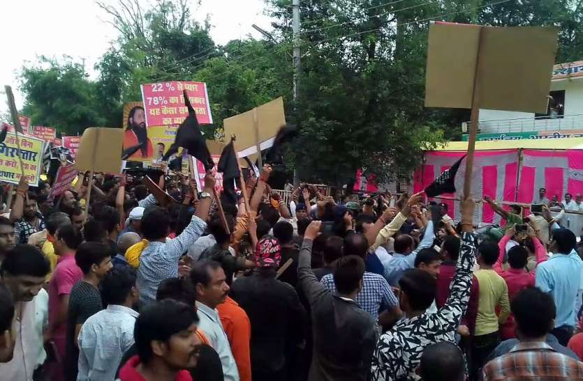 Chhatarpur भाजपा के सांसद,मंत्रियों को दिखाएं काले झंडे, सीएम के विरोध में नारेबाजी, एससी-एसटी एक्ट का विरोध