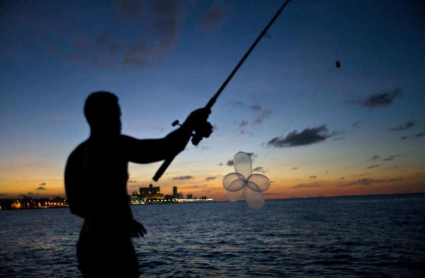 cuba uses condoms as alternatives of many daily use materials क्यूबा में मछली पकड़ने से लेकर हेयरबैंड की तरह किया जाता है कॉन्डम का इस्तेमाल, ये है वजह