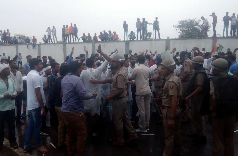 youth congress protesters in jaipur राफेल डील पर यूथ कांग्रेस का हल्ला बोल, पुलिस ने भांजी लाठियां, वाटर कैनाल से फेंका पानी