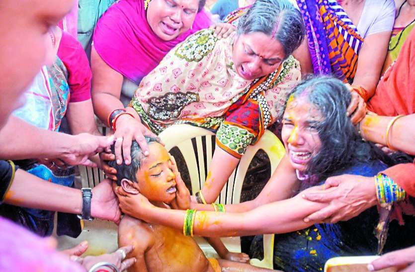 patrika डेंगू पर पहली बार सख्ती, उपचार में लापरवाही बरतने वाले तीन अस्पताल, एक मेडिकल कॉलेज और डॉक्टर को शोकॉज