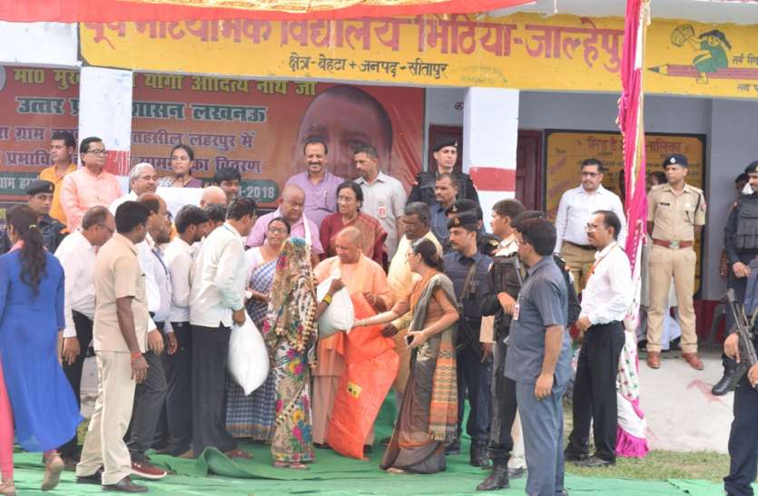cm-yogi-aaditynath-visited-flood-affected-areas सीएम योगी आदित्यनाथ ने बाढ़ ग्रस्त क्षेत्रों का किया दौरा,बांटी राहत सामग्री