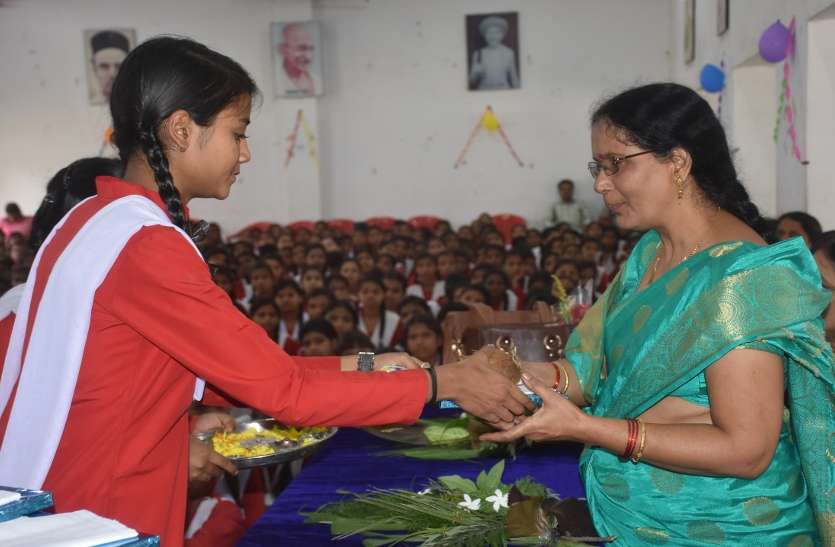 patrika news लिया आशीर्वाद, शिक्षक बन समझाया महत्व