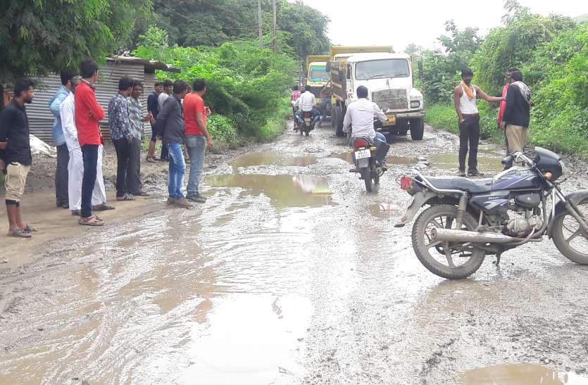 dewas ओवरलोड डंपरों से सड़क हुई छलनी