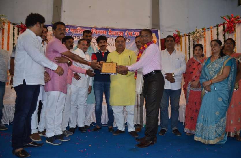 dewas शिक्षकों के लिए भाजपा के दिग्गज नेताओं के पास नहीं है समय