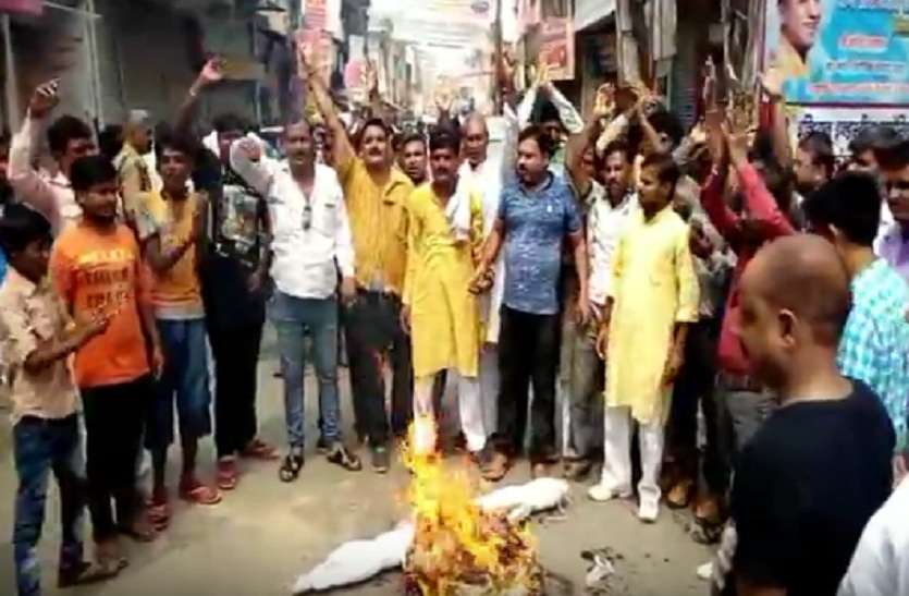 bharat bandh Bharat Bandh : एससी-एसटी एक्ट के विरोध में इटावा-बरेली हाईवे जामकर लोगों ने किया जमकर प्रदर्शन, पुतला भी फूंककर की नारेबाजी
