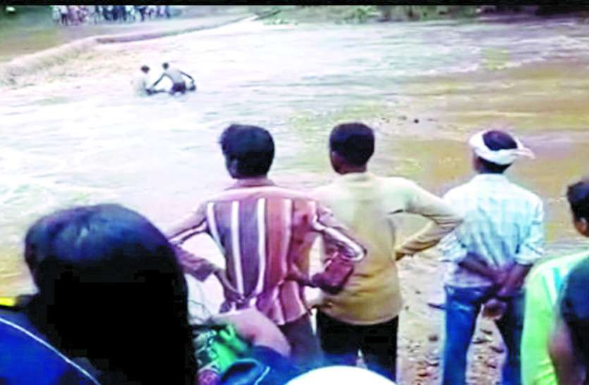 flood in chhattisgarh भारी बारिश से दिखा महानदी का विकराल रूप, तीन लोगों की मौत के साथ 13 मवेशी भी बहे