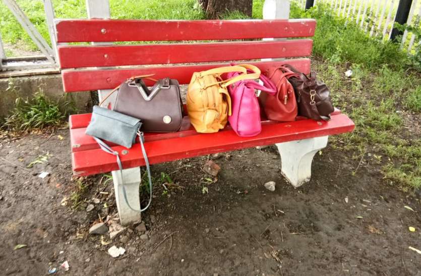 inspection एएसपी ने किया ट्रेन लूट घटनास्थल का निरीक्षण
