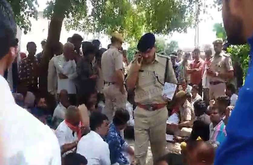 Case of death of student by throwing spear in bhilwara भाला फेंकने से छात्र की मौत का मामला: पांच घंटे हंगामे के बाद उठाया शव, स्कूल प्रबंधक और शिक्षकों की गिरफ्तारी की मांग