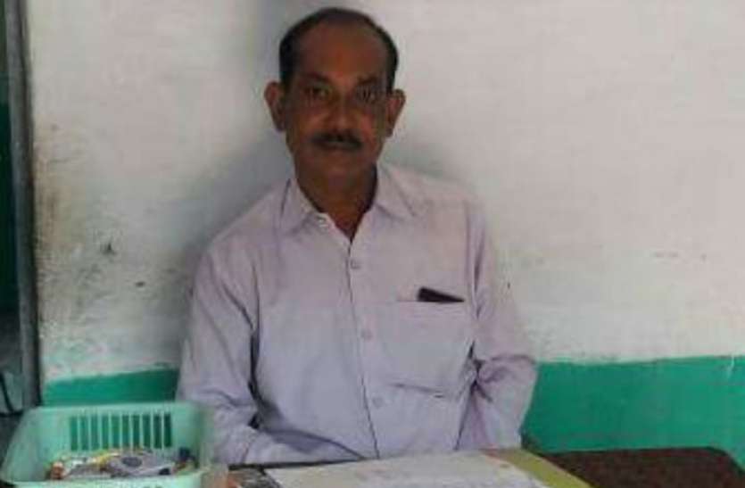 Teacher, sontalai, itarsi, student, police, sdm, Teacher tampered with a student शिक्षक को छुड़ाने पहुंची पुलिस को भी ग्रामवासियों ने बनाया बंधक