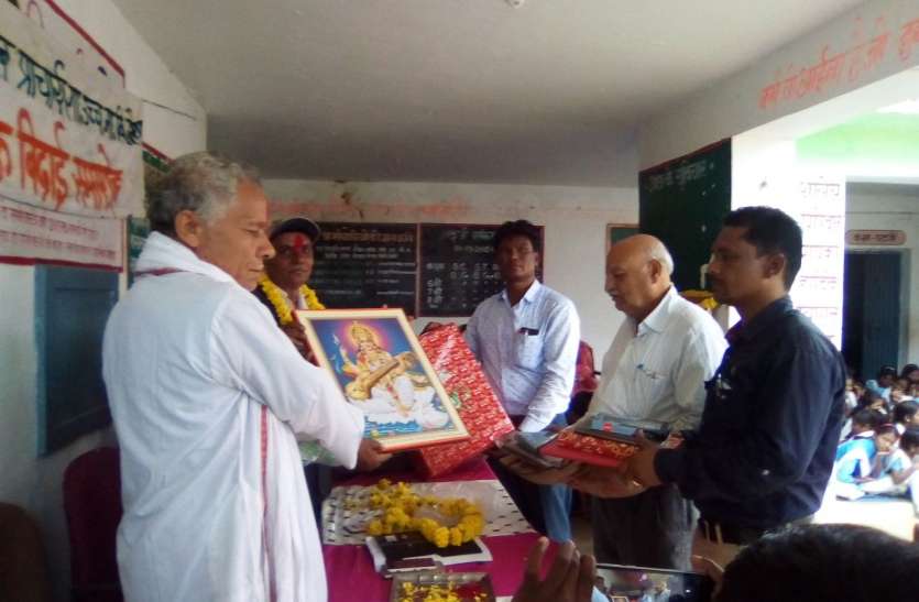 The teacher gave the pen, the blessings touched on the feet शिक्षक को दी कलम, पैर छूकर लिया आशीर्वाद