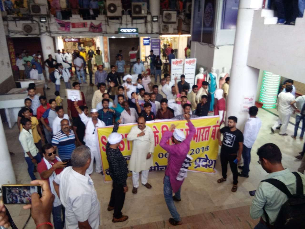 एससी-एसटी कानून के विरोध में योगी के गढ़ में जोरदार प्रदर्शन
