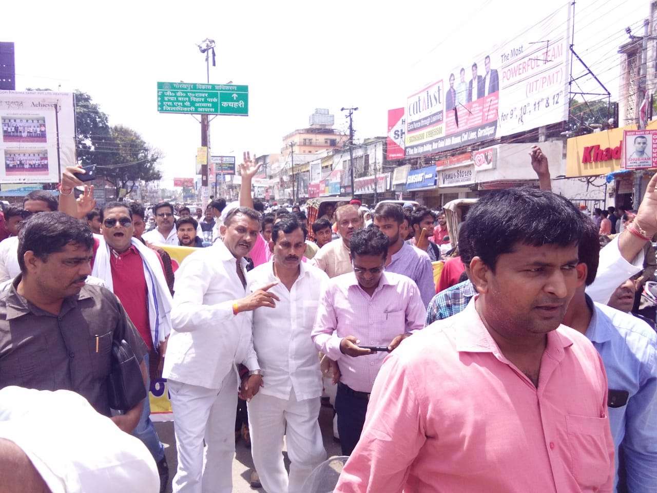 एससी-एसटी कानून के विरोध में योगी के गढ़ में जोरदार प्रदर्शन