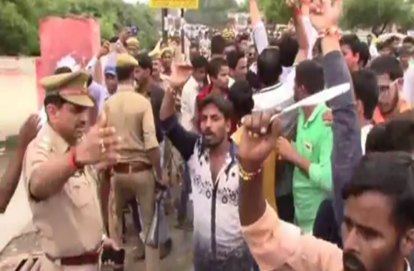 jalaun sc/st एक्ट के विरोध में सवर्ण समाज ने किया भारत बंद, दुकान बंद न करने पर किया हंगामा