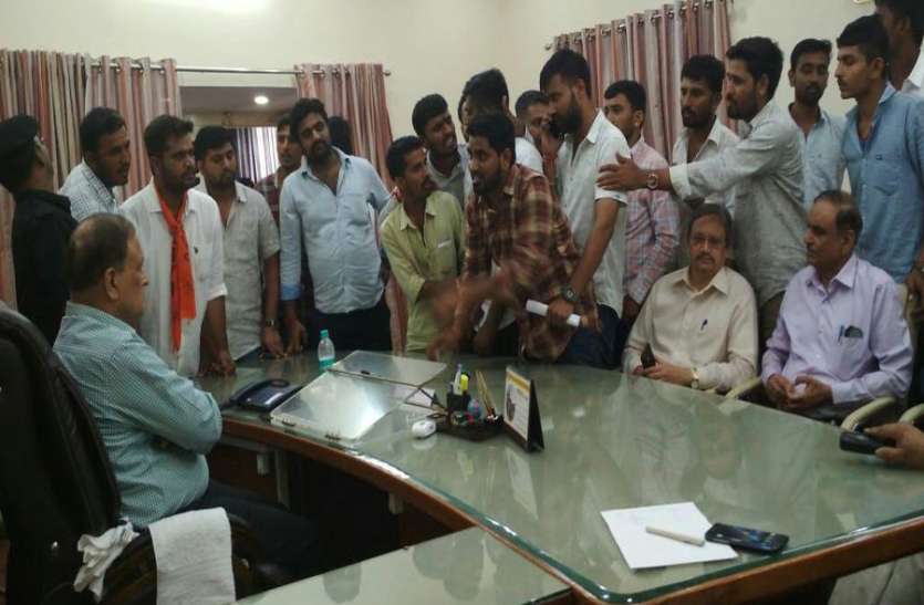 student union elections in jodhpur शिक्षक दिवस पर छात्रनेताओं ने लांघी मार्यादा, कुलपति के सामने ही भिड़ पड़े अध्यक्ष पद के दो प्रत्याशी