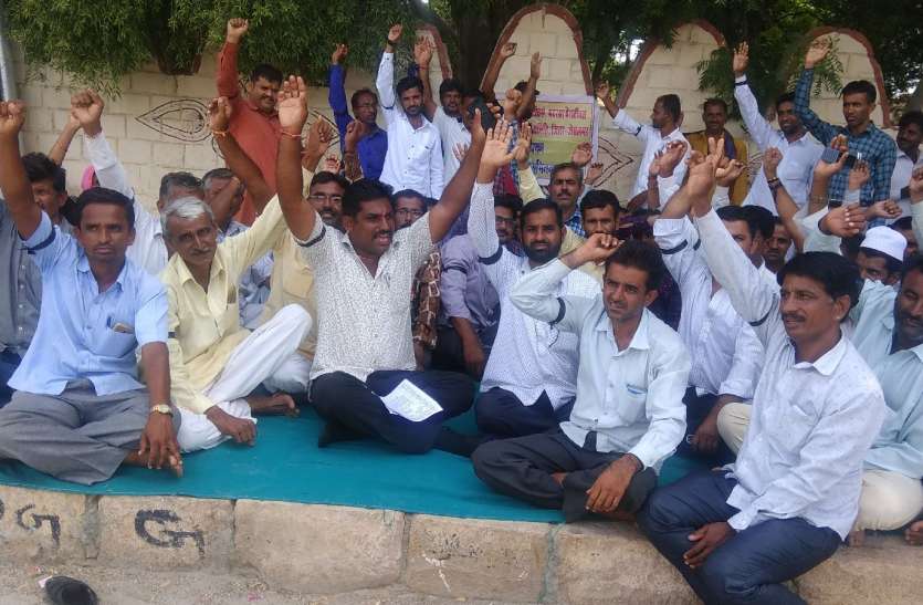 jaisalmer पैराटीचर्स, शिक्षाकर्मी, मदरसा पैराटीचर्स संयुक्त संघर्ष समिति ने दिया धरना, मांगों को लेकर प्रदर्शन