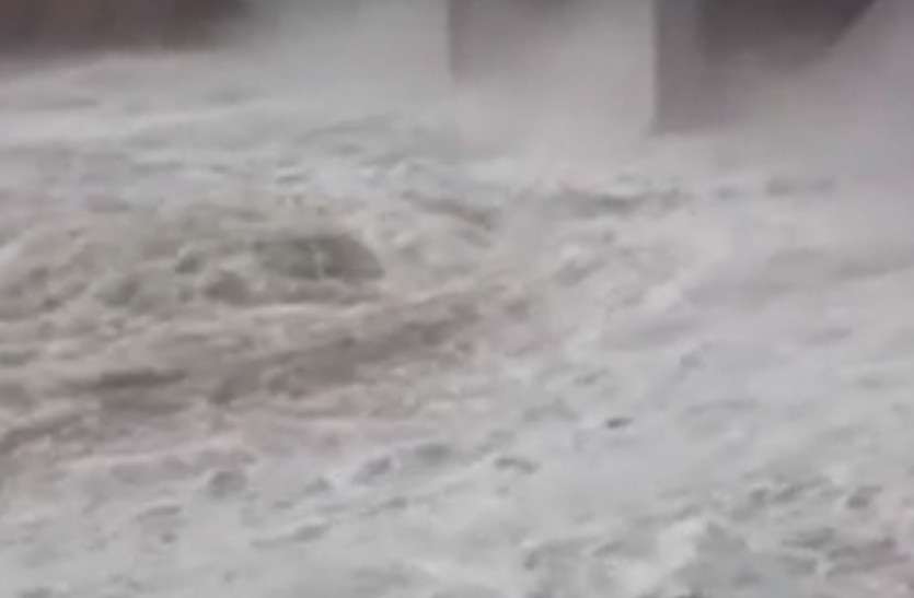 man washes in river करौली- नदी के तेज पानी में बहा युवक, बचाव दल कर रहा तलाश