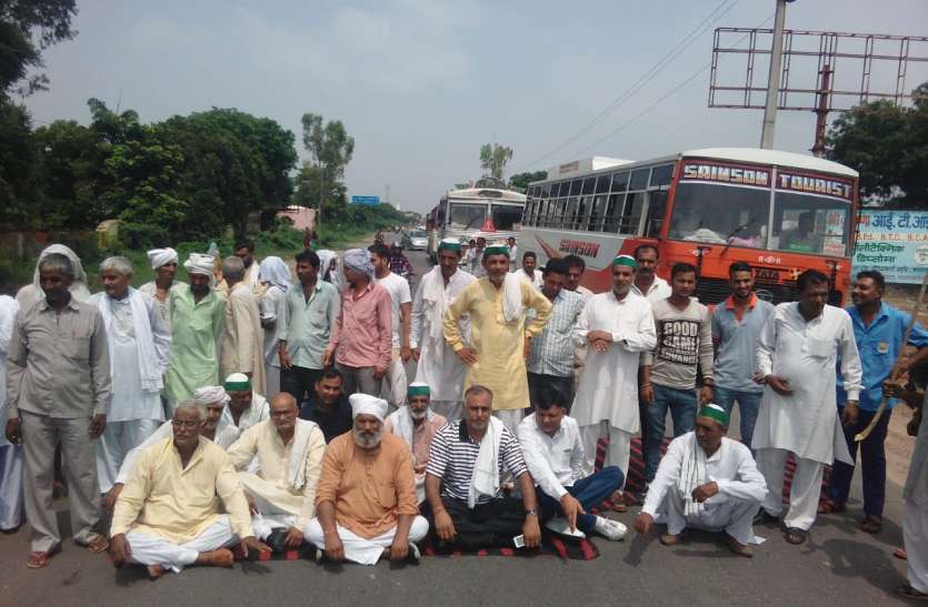 Farmer protest किसान संगठन ने मोदी सरकार की नीतियों के खिलाफ दिल्ली-सहारनपुर हाई-वे किया जाम