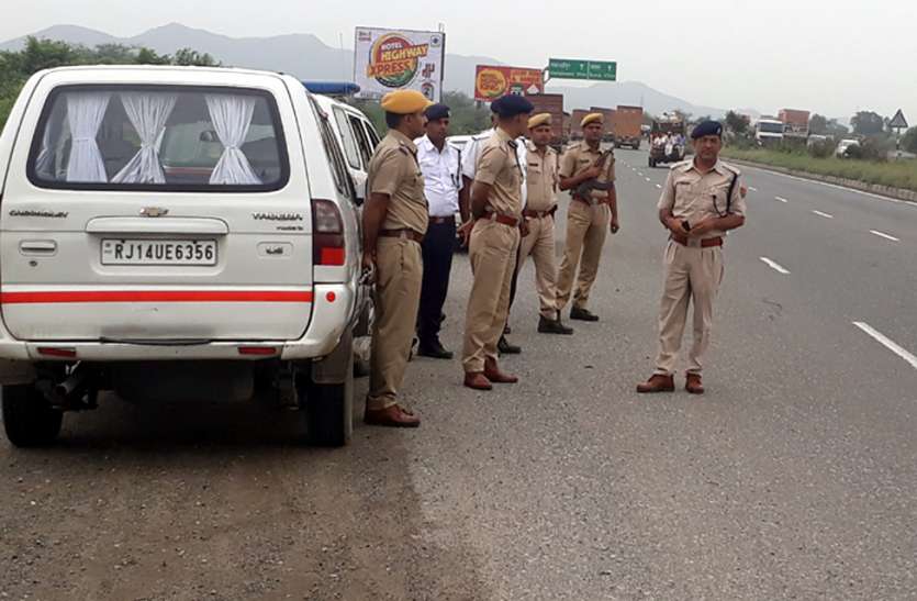 firing on Police, constable injured क्रशर पर मुनीम से 17 हजार लूटे, पीछा कर रही पुलिस पर फायरिंग, कांस्टेबल जख्मी