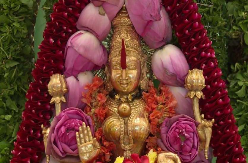maa laxmi घर में न रखें मां लक्ष्मी की ऐसी मूर्ति, फायदे की जगह हो सकता है नुकसान