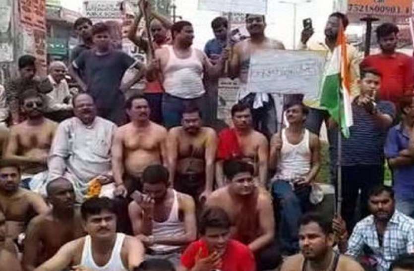 lucknow Sawarn Bharat Band Andolan : प्रदशर्न कर जताया विरोध, SC-ST Act पर सरकार को जमकर कोसा