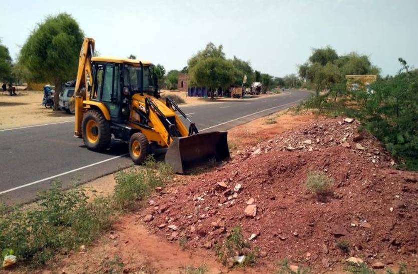 Debris removed from state highway छह माह बाद जागा विभाग, हाइवे से हटने लगा मलबा