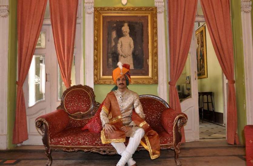 lgbtq गुजरात के इस राजकुमार ने डंके की चोट पर कहा था- हां मैं हूं समलैंगिक! विरोध में पेड़ पर टांग दिया करते थे कॉन्डम