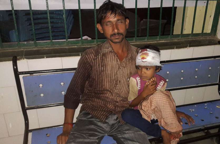 डिलीवरी रूम और दवा स्टोर में ताला लगाकर आराम फरमाने घर चली जाती हैं यहां तैनात नर्स डिलीवरी रूम और दवा स्टोर में ताला लगाकर आराम फरमाने घर चली जाती हैं यहां तैनात नर्स