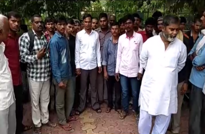 protest नोएडा में एक युवक की गला रेतकर हत्या के बाद तनाव