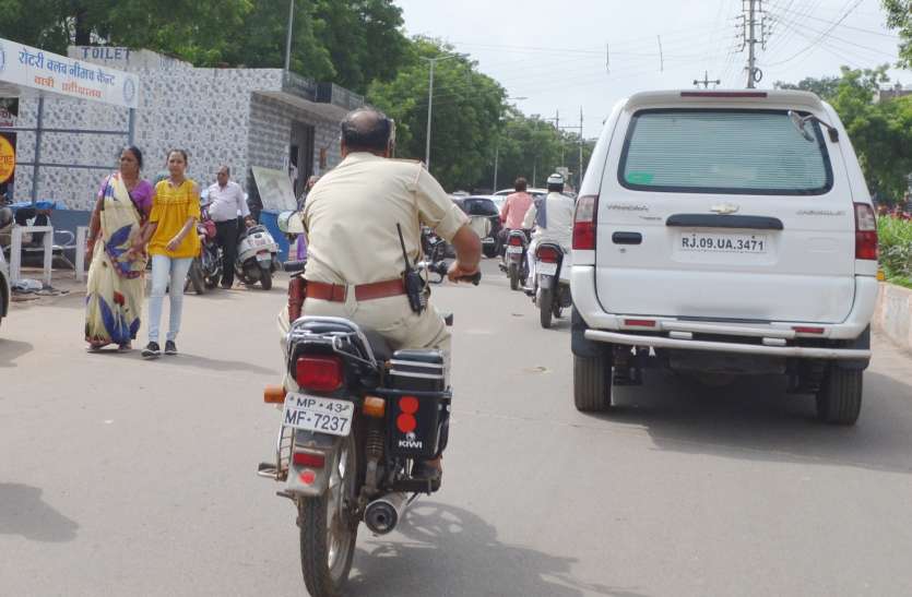 patrika ये कैसा यातायात सप्ताह, फर्राटे से दौड़ रहे नियम तोड़ते वाहन