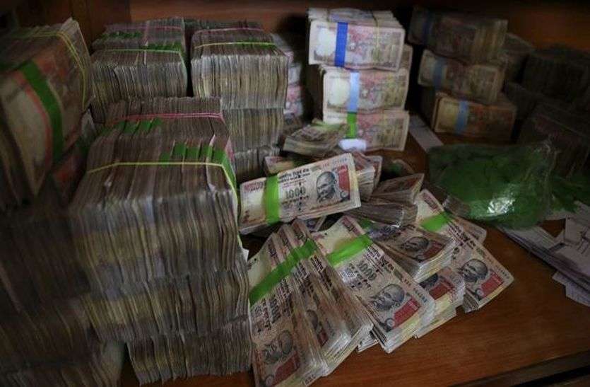 One Lakh Rupees Old Note In Raj Rishi Government College Alwar राजस्थान के इस सरकारी कॉलेज को नोटबंदी के 22 महीने बाद बदलने के लिए याद आए पुराने नोट, अलमारी में रखे हैं इतने लाख के पुराने नोट