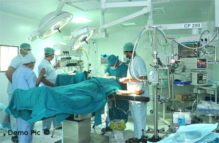 Tumor News दिल और फेफड़े से चिपका था 3.5 किलो का ट्यूमर, डॉक्टरों ने घंटों ऑपरेशन कर बचाई मरीज की जान