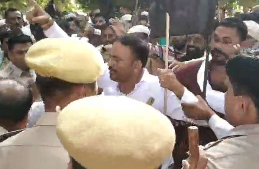 stone pelting during movement in Sri Ganganagar, policeman injured राजस्थान में यहां आंदोलनकारियों ने किया पथराव, जवाब में पुलिस का लाठीचार्ज, थानाधिकारी घायल