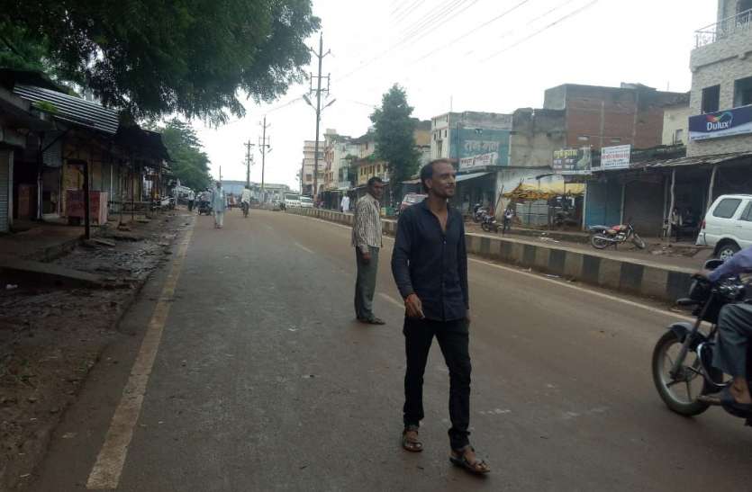 6 september 2018 bharat bandh : कोर्ट से बाहर निकलकर अधिवक्ताओं ने किया बंद का समर्थन, बसों के पहिए भी थमें 6 september 2018 bharat bandh : कोर्ट से बाहर निकलकर अधिवक्ताओं ने किया बंद का समर्थन, बसों के पहिए भी थमें