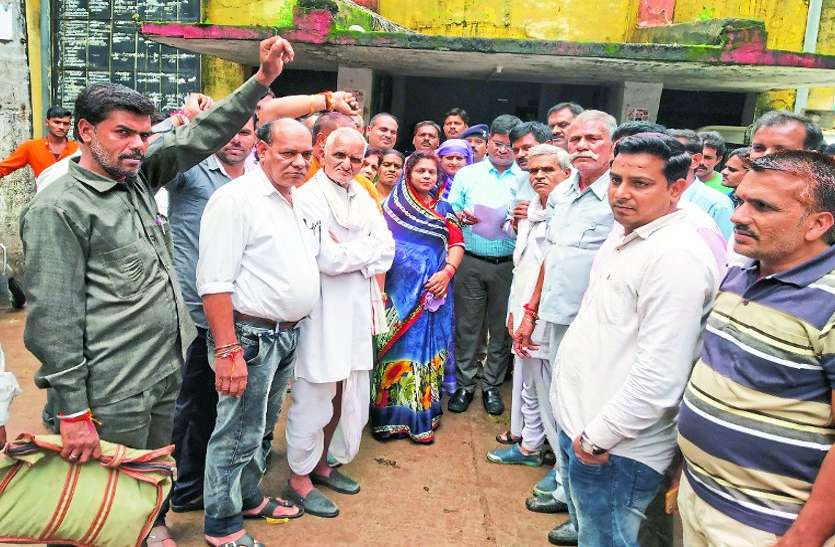 patrika डेम में जलभराव के लिए किसान हुए लामबंद, कलेक्टर के नाम सौंपा ज्ञापन