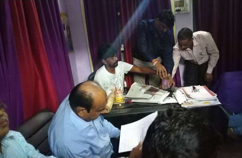 patwari arrested for taking bribe five thousand rupees BREAKING पटवारी जमीन के रिकार्ड को कंप्यूटर में दर्ज करने के मांग रहा था पांच हजार, लोकायुक्त ने किया गिरफ्तार