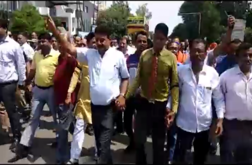 Bharat band भारत बंदः एससी/एसटी एक्ट में संशोधन के खिलाफ सड़क पर उतरे सवर्ण समाज, केन्द्र सरकार को दी बड़ी चेतावनी