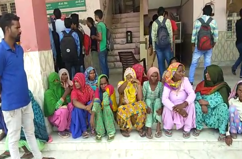 women in police station शामली पुलिस के खिलाफ महिलाओं का थाने में धरना, दारोगा पर लगाया गाली-गलौच का आरोप, देखें वीडियो