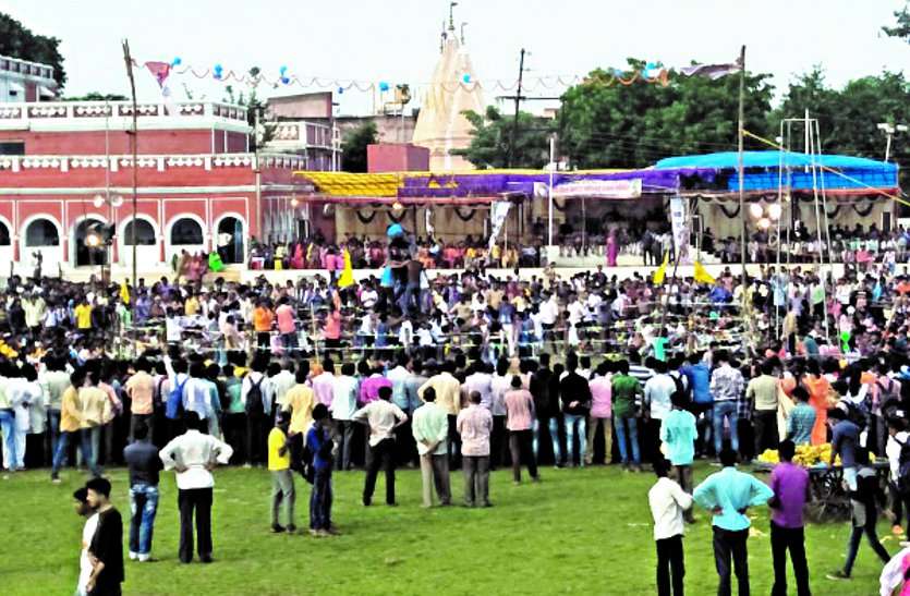 system दही हांडी फोडऩे गोपियों की २४ टीमें जुटी, उमड़ी दर्शकों की भीड़