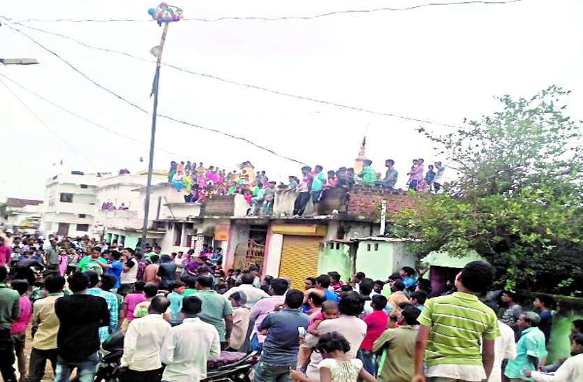 system छुईखदान की मटकी से जमकर बरसी खुशियां, दहीलूट देखकर गदगद हुए लोग