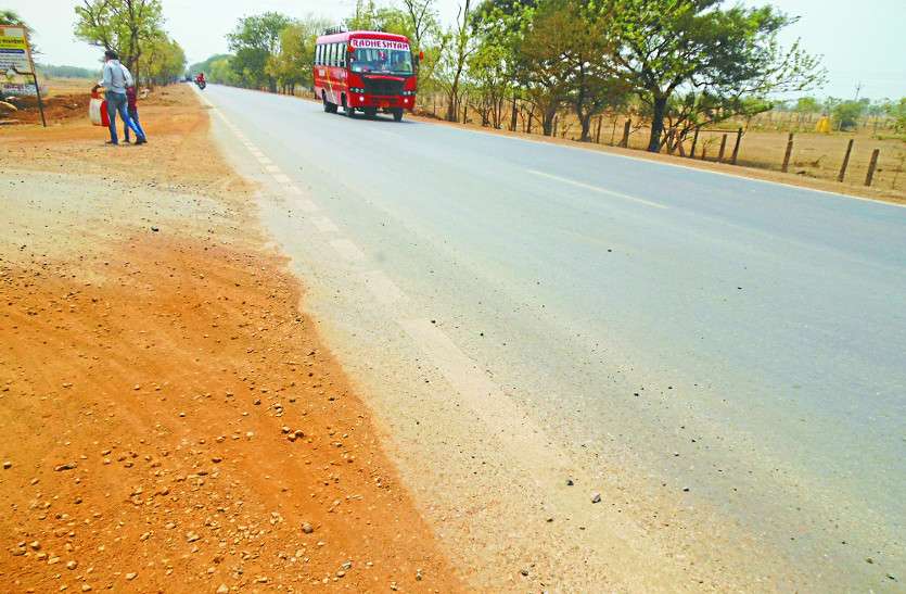 road quality करोड़ों की लागत से बनी सड़क कुछ ही महीनों में धंसने लगी, लगातार हो रहे हादसों के बावजूद नहीं हो रही कार्रवाई