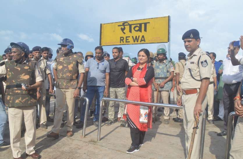 Angry protesters by the amendment to the SC-ST Act, Section 144 भारत बंद: धारा-144 बेअसर, अनकंट्रोल आंदोलनकारी, तमाशबीन बने रहे कलेक्टर-पुलिस अधीक्षक