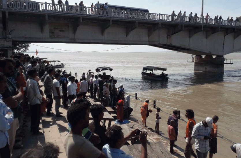 Boating has been banned in river Saryu in ayodhya नौकायन पर रोक लगाकर सो गया प्रशाशन कौन लेगा श्रद्धालुओं की सुरक्षा की ज़िम्मेदारी