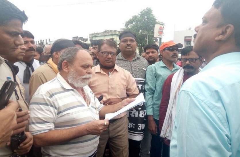 bharat band - protest against pm modi भारत बंद - सवर्णों में जबर्दस्त आक्रोश, पीएम मोदी का फूंका पुतला, देखें वीडियो