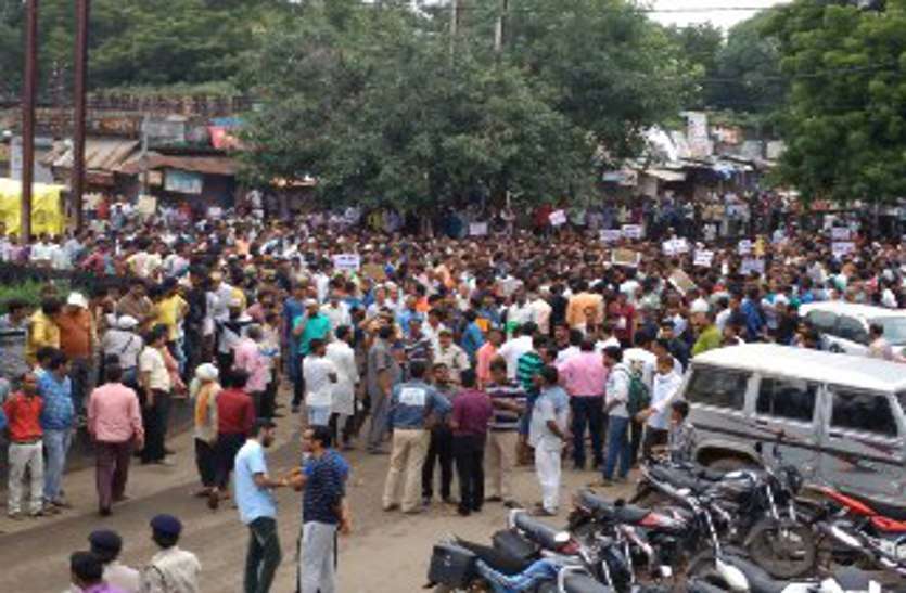 bharat band श्योपुर विधायक दुर्गालाल के आवास पर हंगामा कर लगाए नारे,पुलिस ने की शांति की अपील,देखे वीडियो