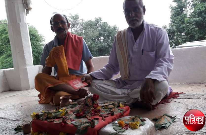 banswara राजस्थान के इस शिवालय में 20 वर्षों से मिट्टी के शिवलिंग बनाकर पूजा कर रहे भक्त, पूरे श्रावण मास में होता है अनुष्ठान