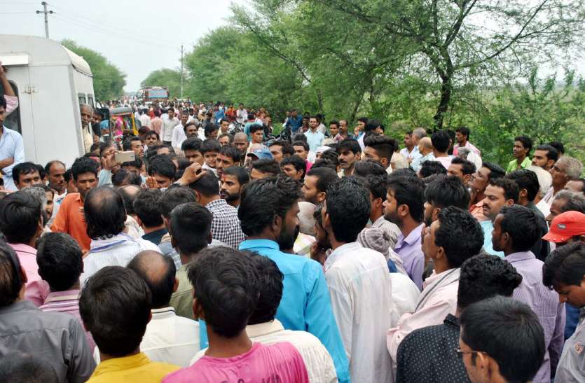 protest कर्मचारी की मौत पर बिफरे ग्रामीण, भोपाल-बिलकिसगंज मार्ग पर किया एक घंटे चक्काजाम